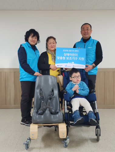 현대제철은 걸음기부 캠페인을 통해 모인 1억원으로 장애 아동용 맞춤형 보조기기를 주문하고, 발당장애 아동에게 선물했다. / 사진 = 현대제철 제공