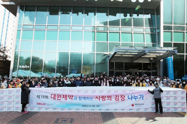 대원제약 임직원들이 '사랑의 김장 나누기' 행사에 참여하고 있다. / 사진 = 대원제약