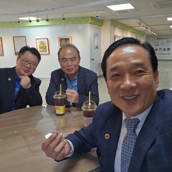 김승호 회장과 이한영 시인, 이정원 사무국장이 지난 7일 시화 전시 세팅을 마치고 기념촬영을 하고 있다.