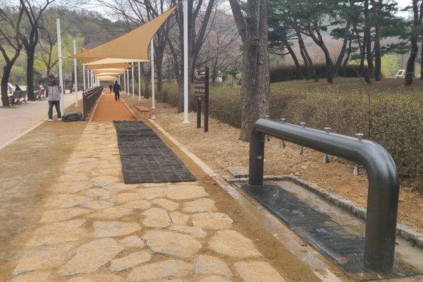 인천대공원안에 맨발 황톳길이 설치돼 시민들의 건강에 도움이 될 것으로 기대된다. 사진 / 인천시