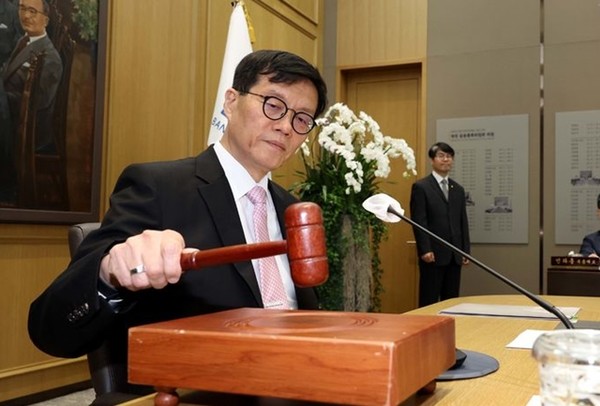 이창용 한국은행 총재가 12일 오전 서울 중구 한국은행에서 열린 금융통화위원회 본회의에서 회의를 주재하고 있다. / 사진 = 한국은행