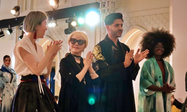 홍이슬 다자이너와 개량한복을 입은 모델 (사진=세계스타트업포럼)