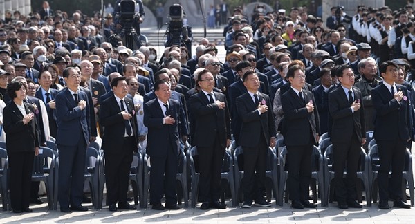 한덕수 국무총리(왼쪽 두번째)와 이재명 더불어민주당 대표 등 참석자들이 19일 서울 강북구 국립4.19민주묘지에서 열린 ‘제64주년 4.19혁명 기념식’에서 국민의례하고 있다. / 사진 = 뉴시스