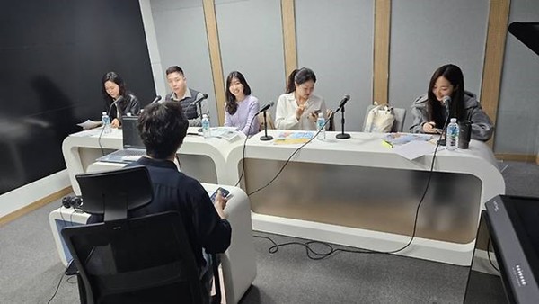 유한양행 임직원이 참여하여 동화책 낭독 봉사활동을 진행했다./ 사진 = 유한양행