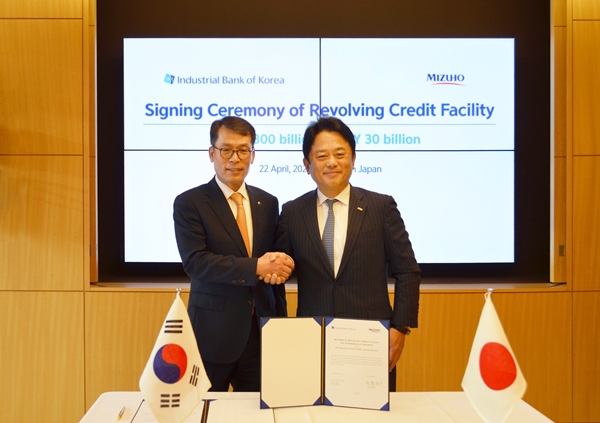 지난 22일 일본 도쿄 미즈호은행 본사에서 열린 커미티드라인 계약 체결식에서 김성태 IBK기업은행 은행장(왼쪽)과 카토 마사히코(Kato Masahiko) 미즈호은행 은행장(오른쪽)이 기념촬영을 하고 있다. / 사진 = IBK기업은행 제공