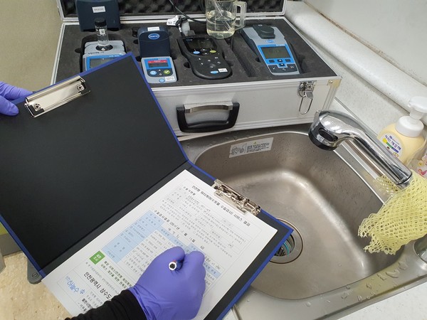 인천시 수돗물 수질 검사원인 워터코디가 가정을 방문해 수질검사를 하고 있다./사진 인천시