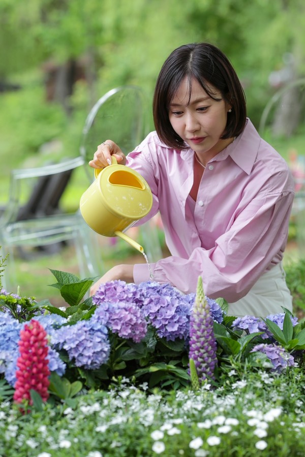 별사랑 정원’의 꽃에 물을 주고 있는 별사랑/사진 고양시