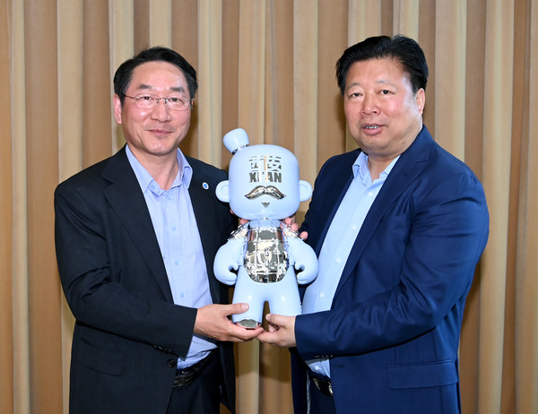 중국 시안시 당서기 면담유정복 인천광역시장이 28일 중국 시안시에서 팡훙웨이 시안시 당서기를 만나 교류협력 방안을 논의 한 뒤 기념품을 교환하고 있다./사진 인천시