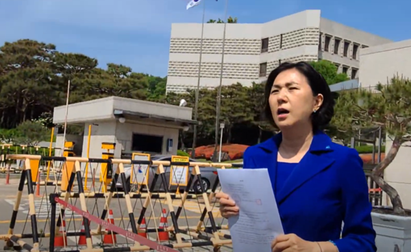 남영희 전 민주연구원 부원장이 29일 서초구 대법원 앞에서 기자회견을 열어 선거 무표 소송의 이유에 대해 설명하고 있다. 사진 / 진선미 기자