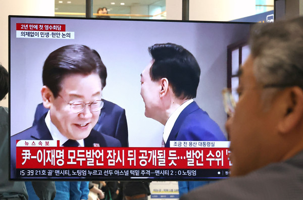 지난 29일 오후 인천국제공항 제2여객터미널에서 시민들이 영수회담 관련 뉴스를 지켜보고 있다.    사진/뉴시스