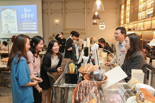 정재훈 동아쏘시오홀딩스 사장(오른쪽)이 사내 카페 디에이원에서 그룹사 직원들로부터 주문을 받고 있다. / 사진 = 동아쏘시오홀딩스