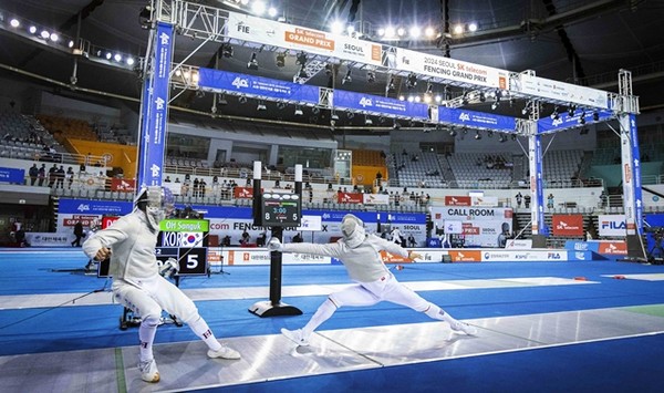 6일 서울 SK핸드볼경기장에서 열린 SK텔레콤 국제 그랑프리 펜싱 선수권에 출전한 선수들이 기량을 겨루고 있다. / 사진 = SKT 제공