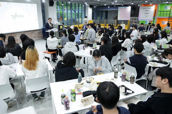 '2024년 청소년 제안창작소’오리엔테이션에서 학생들과 소통하고 있는 이동환 고양특례시장/사진 고양시