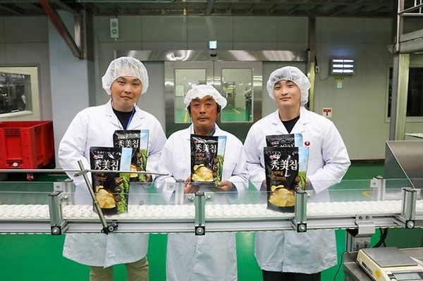 지난 21일 충남 아산시 농심 아산공장에서 진행된 '함께하는 청년농부' 프로그램에 참여한 형 안천기 씨(왼쪽부터)와 아버지 안병욱 씨, 동생 안민기 씨가 기념 촬영하고 있다. / 사진 = 농심