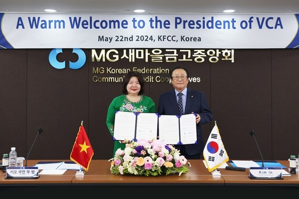 카오 쑤언 뚜 베트남협동조합연맹 방 회장(왼쪽)과 김인 새마을금고중앙회 회장이 업무협약식 기념촬영을 하고 있다. / 사진 = 새마을금고