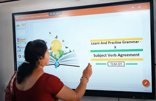 인도 오디샤주 소재 럭세와르 공립 고등학교에서 'LG 전자칠판'을 활용해 수업을 진행하고 있다.  / 사진 = LG전자