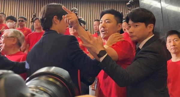 28일 본회의에서 '채상병 특검법'이 재표결에서 다시 부결되자 해병대예비역연대 정원철 회장을 비롯한 예비역들이 '부당함'을 외치며 강렬히 항의했다.           사진/뉴스엔뷰 진선미 기자