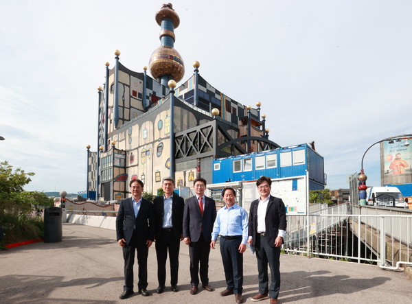 슈피텔라우 소각장을 방문한 이동환 고양특례시장(왼쪽)/사진 고양시