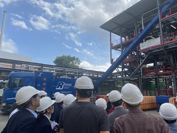 빈 에네기 발전소를 살펴보는 이동환 고양특례시장(왼쪽)/사진 고양시