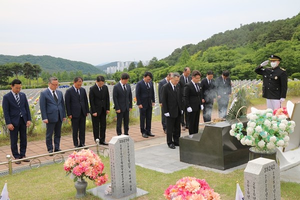 한화그룹 충청지역 봉사단이 6월 호국보훈의 달을 앞두고, 5월 30일 국립대전현충원에서 묘역정화활동 등 봉사활동을 앞두고 분향을 하고 있다 / 사진 = 한화그룹
