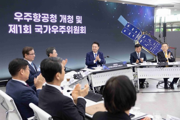 윤석열 대통령이 지난 30일 경남 사천 우주항공청에서 열린 우주항공청 개청식 및 제1차 국가우주위원회에서 박수치고 있다.     사진/뉴시스