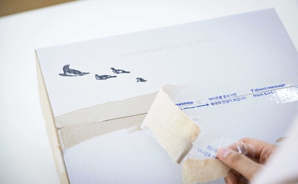 SK텔레콤은 6월 5일 세계 환경의 날을 맞아 지구 온난화에 대한 경각심을 전달하는 신규 캠페인 ‘Peel the Tape, Heal the Earth’를 진행한다.  사진은 SKT 모델이 T다이렉트샵 신규 캠페인 포장박스를 소개하는 모습./ 사진 = SK텔레콤