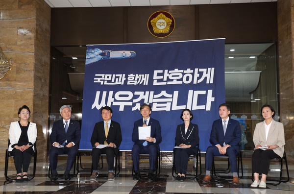 조국 조국혁신당 대표가 지난 7일 서울 여의도 국회 로텐더홀에서 열린 최고위원회의에서 모두발언하고 있다.   사진/뉴시스