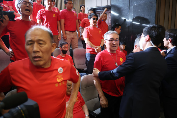 해병대 예비역 연대 회원들이 지난 5월 28일 오후 서울 여의도 국회에서 열린 제414회 국회(임시회) 제2차 본회의에서 채해병 특검법이 부결되자 항의를 하고 있다.    사진/뉴시스