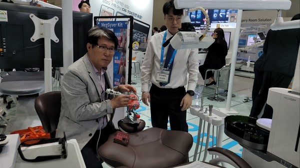 우수 임플란트 임상의 이영만 은평치과 대표원장이 핸즈온 실습 부스에서 시연하고 있다.