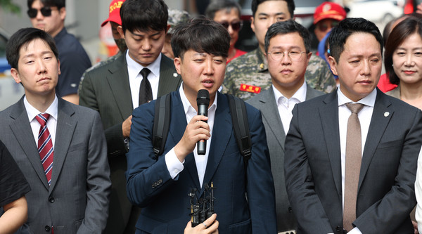 이준석 개혁신당 의원이 11일 오전 서울 용산구 중앙지역군사법원 앞에서 열린 박정훈 대령(전 해병대 수사단장) 5차 공판 기자회견에서 발언하고 있다.     사진/뉴시스