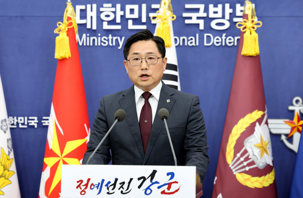 조창래 국방부 정책실장이 지난 4일 오후 서울 용산구 국방부 청사에서 '9·19 군사합의 전부 효력 정지 결정'과 관련 브리핑을 하고 있다.    사진/뉴시스