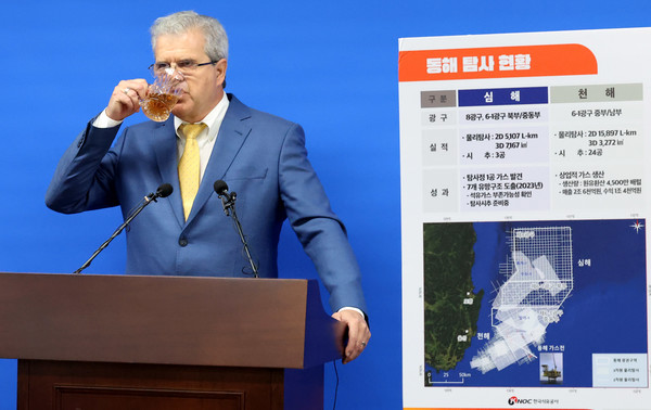 미국 심해 기술 평가 전문 기업 액트지오의 비토르 아브레우 고문이 지난 7일 오전 세종시 정부세종청사 산업통상자원부에서 '동해 심해 가스전' 관련 브리핑중 물을 마시고 있다.    사진/뉴시스