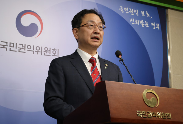 정승윤 국민권익위 부위원장 겸 사무처장이 지난 10일 세종시 정부세종청사에서 윤석열 대통령 부인 김건희 여사의 '명품 가방 수수 의혹' 신고사건에 대해 청탁금지법상 공직자 배우자에 대한 제재 규정이 없다는 점을 들어 종결 처리한다고 밝히고 있다.    사진/뉴시스