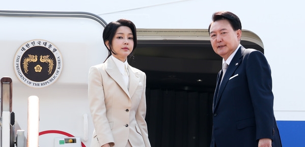 윤 대통령이 부인 김건희 여사와 함께 투르크메니스탄, 카자흐스탄, 우즈베키스탄 등을 순방하기 위해 전용기에 오르고 있다. 사진 / 뉴시스