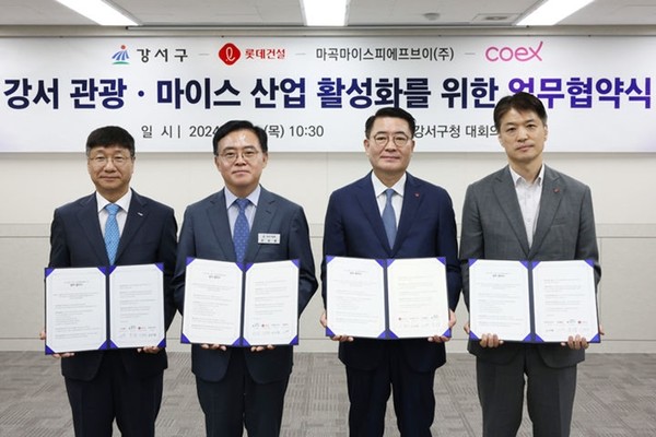 롯데건설이 지난 13일 강서구 대회의실에서 강서 관광마이스 산업 활성화를 위한 MOU를 체결했다. 사진은 왼쪽부터 이동기 코엑스 대표이사, 진교훈 서울 강서구청장, 이부용 롯데건설 주택사업본부장, 성무진 마곡마이스피에프브이 대표이사 / 사진 = 롯데건설