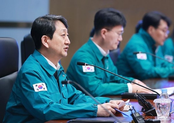 안덕근 산업통상자원부 장관이 21일 서울 마포구 중부발전 서울발전본부에서 여름철 전력수급 상황 점검회의를 주재하고 있다. / 사진 = 산업부 제공