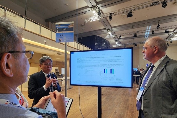 독일 베를린에서 열린 유럽고혈압학회(ESH)에 참석한 동국의대 심장내과 이무용 교수(왼쪽에서 둘째)가 1일(현지시각) 한미약품의 저용량 고혈압 3제 복합제 임상 연구 내용이 담긴 포스터를 토대로 참석자들에게 설명하고 있다. / 사진 = 한미약품