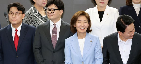 24일 국민의힘 당 대표 경선 출마 주자들이 모였다. 윤상현(왼쪽부터) 의원, 한동훈 전 비상대책위원장, 나경원 의원, 원희룡 전 국토교통부 장관이 국회 의원회관에서 열린 국민의힘 초선의원 공부모임에 참석해 기념촬영하고 있다. 사진 / 뉴시스