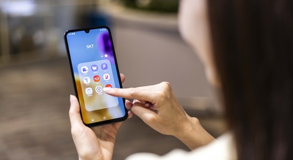 SK텔레콤은 5G 스마트폰 ‘갤럭시 와이드7’를 26일부터 공식 온라인몰 T다이렉트샵(shop.tworld.co.kr)과 오프라인 매장 T월드에서 단독 출시 / 사진 = 삼성전자