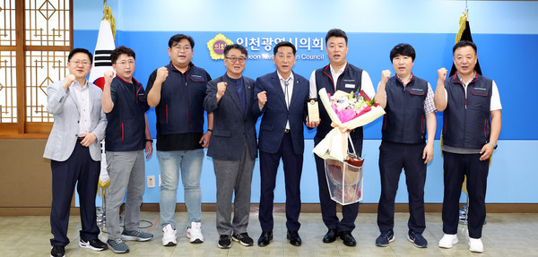 인천시의회, 인천시공무원조동조합에 감사패 전달 /사진 인천시의회