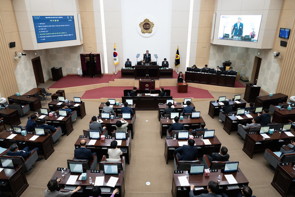 인천시의회,‘제296회 임시회’ 1차 본회의에서 후반기 의장 및 제1·2부의장 선거를 실시해 정해권 의장, 이선옥·이오상 제1·2부의장 등을 각각 선출/사진 인천시의회