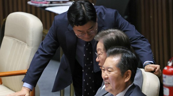 지난 3일, 더불어민주당 이재명 전 대표가 국회에서 열린 제415회 국회(임시회) 제5차 본회의에서 박찬대 원내대표와 대화하고 있다.    사진 / 뉴시스