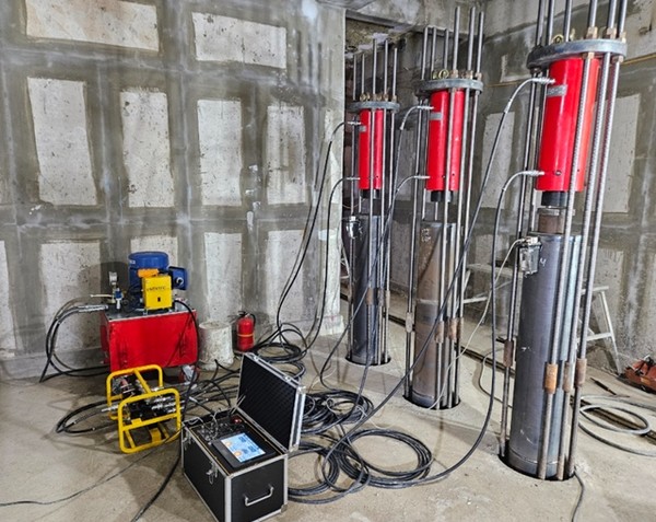 리모델링 특화 고강성 보강파일 압입 및 품질관리장치. / 사진 = 포스코이앤씨 제공