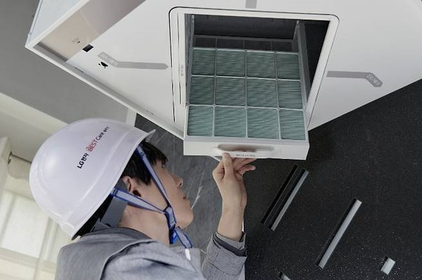 LG전자 케어 전문가가 제품을 관리하는 모습.  / 사진 = LG전자 제공