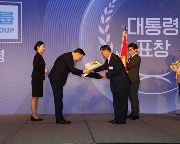 이희범 부영그룹 회장이 조규홍 보건복지부 장관으로부터 저출산 문제해결을 위해 노력한 공로로 대통령 표창을 수상했다. / 사진 = 부영그룹