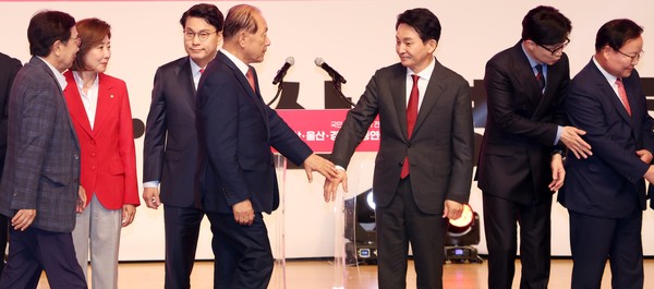 10일 부산 벡스코 오디토리움에서 열린 국민의힘 제4차 전당대회 부산·울산·경남 합동연설회에서 당 대표 후보 등이 무대에 올라 당원들에게 인사하고 있다. 사진 / 뉴시스