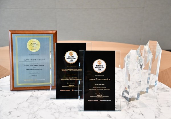 한미약품 법무팀 수상 상패들. 왼쪽부터 2023 대한민국 올해의 법무팀, 2023 '아시아에서 가장 우수한 사내 법무팀 TOP 15, 2024 ' 아시아에서 가장 우수한 사내 법무팀 TOP 15, 2023 대한민국 올해의 법무팀, 2022 올해의 혁신 법무팀, 2022 올해의 ESG 분야 법무팀. / 사진 = 한미약품