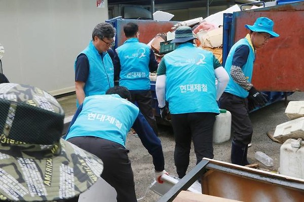현대제철 당진제철소는 19일 당진전통시장 일원에서 수해복구 활동에 나섰다. / 사진 = 현대제철