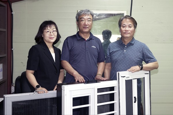 디에스산업개발은 차수판 및 개폐형 방범창+차수판 일체형 제품을 제공