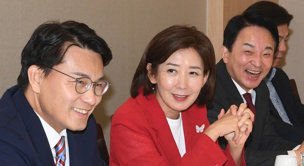 22일 오후, 윤상현, 나경원, 원희룡 국민의힘 당대표 후보가 서울 여의도의 한 식당에서 '패스트트랙 재판'에 연루된 전·현직 의원들과 만찬 회동을 했다.   사진 / 나경원 캠프 제공